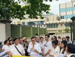 Respon Peserta Terkait Aksi 1000 Lilin di Depan Kedubes Vatikan Pasca Uskup Emeritus Bruno Undur Diri