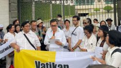 Respon Peserta Terkait Aksi 1000 Lilin di Depan Kedubes Vatikan Pasca Uskup Emeritus Bruno Undur Diri