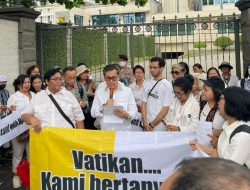 Respon Peserta Terkait Aksi 1000 Lilin di Depan Kedubes Vatikan Pasca Uskup Emeritus Bruno Undur Diri