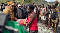 Bupati Kabupaten Puncak Elvis Tabuni Sambangi Warga yang Terdampak Konflik Melalui Bandara Mulia