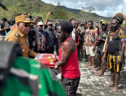 Bupati Kabupaten Puncak Elvis Tabuni Sambangi Warga yang Terdampak Konflik Melalui Bandara Mulia