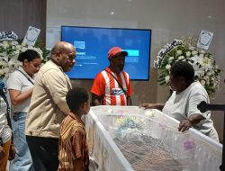 Isak Tangis Pecah di Rumah Sakit Sint Carolus, Besok Pagi Jenazah Vebian Magal Tiba di Bandara Timika