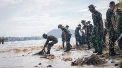 Pangdam Cenderawasih Amrin Ibrahim Saat Kegiatan Pembersihan Sampah: Bersih Itu Sehat dan Indah!