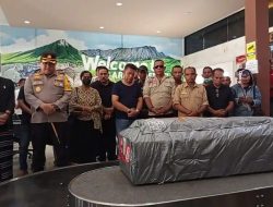Isak Tangis Sambut Jenazah Nakes Korban Pembunuhan di Kabupaten Tambrauw Tiba di Flores
