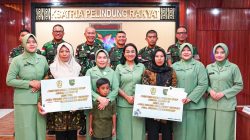 Amrin Ibrahim Salurkan Santunan Rumah Non Dinas Bantuan Kasad ke Ahli Waris Prajurit yang Gugur