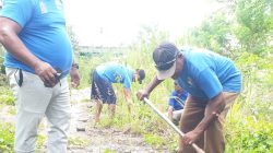 Pemerintah Distrik Sentani Tanam Pohon dan Bersihkan Sampah di Kali Yauwngolo Felafouw