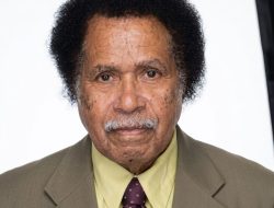 Obituari: Sosok Intelektual yang Melangkah dari Ruang Kelas ke Relung Kebijakan Publik Tanah Papua