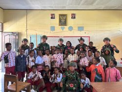 Prajurit TNI di Tapal Batas RI-PNG Yonif Tuah Sakti Tanamkan Semangat Belajar Anak-anak Papua