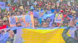 Ribuan Massa Ujuk Rasa di Kantor DPRK Puncak Menuntut Penarikan Aparat dari Wilayah Konflik