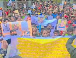 Ribuan Massa Ujuk Rasa di Kantor DPRK Puncak Menuntut Penarikan Aparat dari Wilayah Konflik