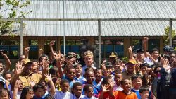 Wakil Presiden Gibran Rakabuming Raka Berbaur di Tengah Anak-anak Sekolah Saat Kunjungi Yahukimo