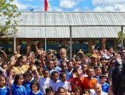 Wakil Presiden Gibran Rakabuming Raka Berbaur di Tengah Anak-anak Sekolah Saat Kunjungi Yahukimo