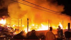 Kebakaran di Fanindi Hanguskan 9 Bangunan, Polisi dan Warga Padamkan Api dengan Alat Seadanya