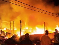 Kebakaran di Fanindi Hanguskan 9 Bangunan, Polisi dan Warga Padamkan Api dengan Alat Seadanya