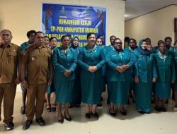 Ny Suzy Rettob Saat Melantik Pengurus PKK Mimika Barat: Kerja dengan Hati Melayani Masyarakat