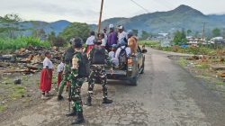 Mobil Badak Hitam Satgas Pamtas Tembus Medan Terjal Mengantar Anak Sekolah di Tolikara