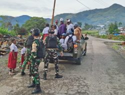 Mobil Badak Hitam Satgas Pamtas Tembus Medan Terjal Mengantar Anak Sekolah di Tolikara