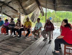 Bupati John Rettob dan Ketua TP PKK Kunjungi Umat Pasca Kebakaran Gereja Katolik Poumako
