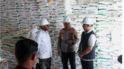 Anggota DPR Mandenas dan Kapolda Papua Tengah Rontini Kunjungi Kantor Bulog Cabang Mimika