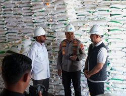 Anggota DPR Mandenas dan Kapolda Papua Tengah Rontini Kunjungi Kantor Bulog Cabang Mimika