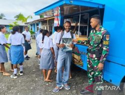 Pangkalan TNI Angkatan Laut Nabire Hadirkan Mobil Perpustakaan Keliling Guna Meningkatkan Literasi Pelajar