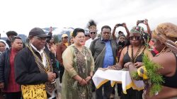 Uskup Timika Mgr Bernardus Baru, OSA Disambut Meriah Saat Kunjungi Umat di Kabupaten Puncak