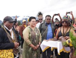 Uskup Timika Mgr Bernardus Baru, OSA Disambut Meriah Saat Kunjungi Umat di Kabupaten Puncak