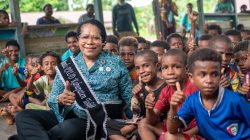 Cara Bunda PAUD Elisabeth Wandik Menembus Medan Terjal Demi Calon Generasi Emas di Tolikara
