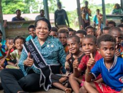 Cara Bunda PAUD Elisabeth Wandik Menembus Medan Terjal Demi Calon Generasi Emas di Tolikara