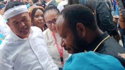 Buku Karya Penulis Tanah Papua Jadi Buah Tangan Gubernur Dedi Mulyadi Menuju Tanah Pasundan