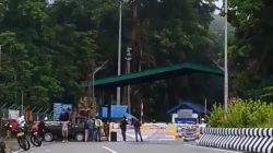 Puluhan Orang Gelar Demonstrasi dan Palang Pintu Masuk PT Freeport Indonesia di Kuala Kencana