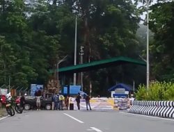 Puluhan Orang Gelar Demonstrasi dan Palang Pintu Masuk PT Freeport Indonesia di Kuala Kencana