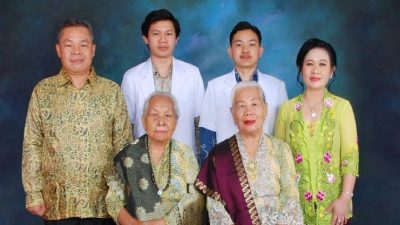 Kisah Inspiratif Putra Batak Aktivis 98 Jonni Hermanto Mengantar Dua Putranya Menjadi Dokter
