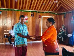 Ketua GOW Tolikara Reni Wonda Serahkan Bantuan Rp 30 Juta untuk Pembangunan Dapur Klasis Awon