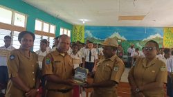 MPLS di SMA Negeri 1 Tiom, Pegiat Literasi Sepi Wanimbo Serahkan Buku Bertema Papua