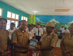 MPLS di SMA Negeri 1 Tiom, Pegiat Literasi Sepi Wanimbo Serahkan Buku Bertema Papua