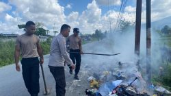 Anggota Polres Jayapura Sigap Padamkan Api dan Bersihkan Tumpukan Sampah Saat Patroli Rutin
