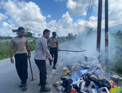 Anggota Polres Jayapura Sigap Padamkan Api dan Bersihkan Tumpukan Sampah Saat Patroli Rutin