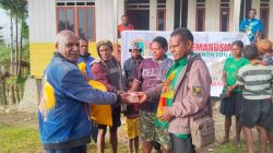 Gereja Kingmi Salurkan Bantuan Kemanusiaan dari Penonton Film Pesta Babi untuk Pengungsi Papua