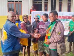Gereja Kingmi Salurkan Bantuan Kemanusiaan dari Penonton Film Pesta Babi untuk Pengungsi Papua
