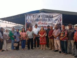 Keluarga Bupati John Rettob Serta Pengurus dan Anggota TP PKK Mimika Peduli Bencana Flores