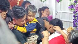 Putra Alfonsius Berusia 5 Tahun Terdiam Menyaksikan Isak Tangis di Samping Peti Jenazah sang Ayah