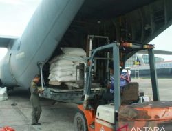TNI AU Kerahkan Pesawat Hercules C-130J Bawa 12,5 Ton Beras untuk Warga Kabupaten Yahukimo