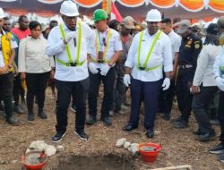 Bupati Mimika John Rettob Lakukan Peletakan Batu Pembangunan Jembatan Gantung Mioko