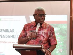 Bupati Mimika John Rettob Instruksikan Sejumlah OPD dan BPBD Kerahkan Armada Atasi Asap di Timika