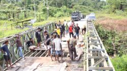 Jelang HUT ke-81 TNI, TNI-Polri dan Masyarakat Kerja Sama Perbaiki Jembatan Jalan Poros Logpon-Dekai