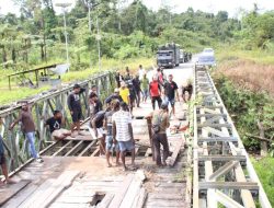 Jelang HUT ke-81 TNI, TNI-Polri dan Masyarakat Kerja Sama Perbaiki Jembatan Jalan Poros Logpon-Dekai