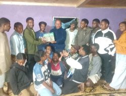 Pegiat Literasi Jadi Pembicara dan Salurkan Buku Karyanya Saat Diskusi Solidaritas Pelajar Papua