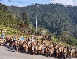 Umat Paroki Santa Maria Ratu Rosari Idakebo Rayakan Misa dan Perarakan Mengawali Bulan Maria
