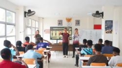 Mahasiswa Universitas Pertahanan RI Bekali Siswa Sekolah Rakyat 76 Mimika Materi Kedisiplinan